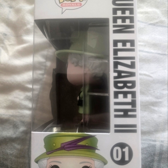 Funko Pop! Royals 01 - Queen Elizabeth II in Green Dress Vinyl Figure - Picture 3 of 4